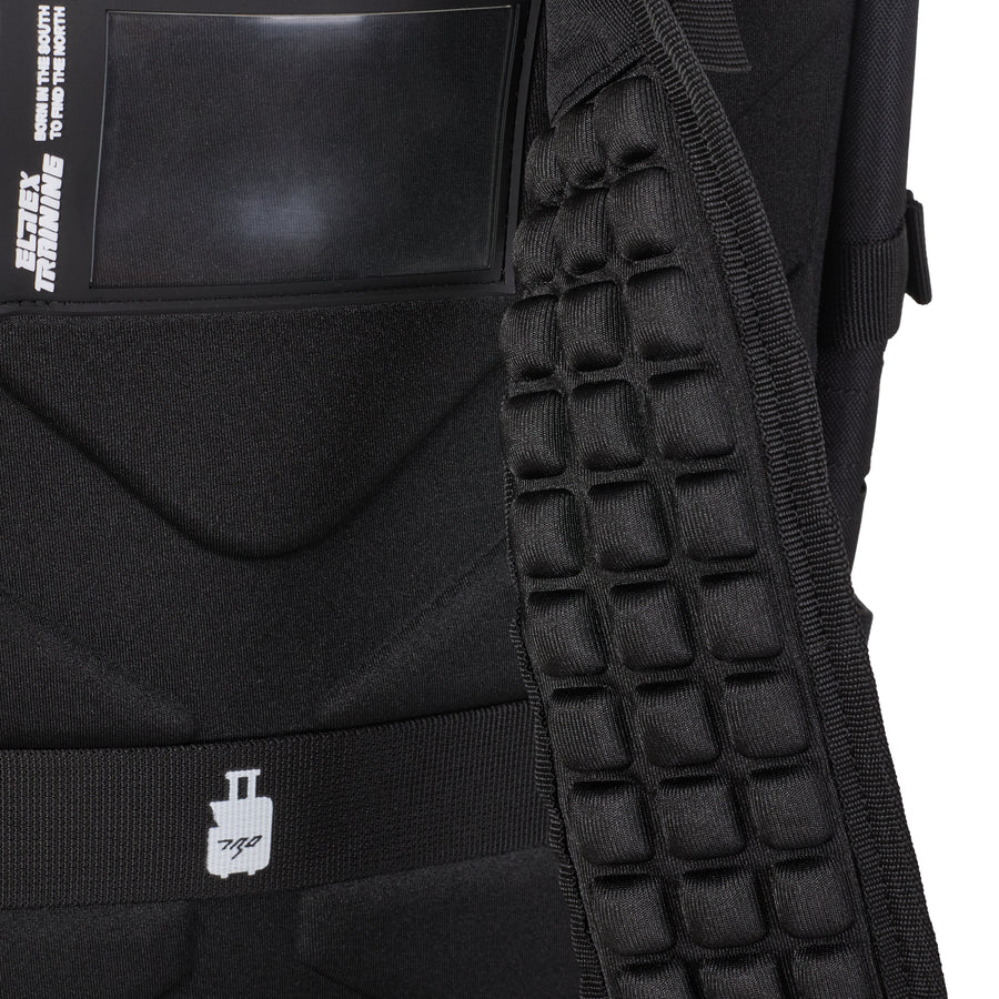 Detal boku i zewnętrznej kieszeni <tc>MAX</tc> · MAX 45 L