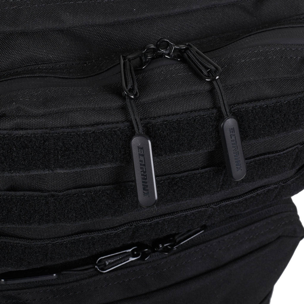 Detalhe de tecido Oxford preto, velcro e zíper da mochila