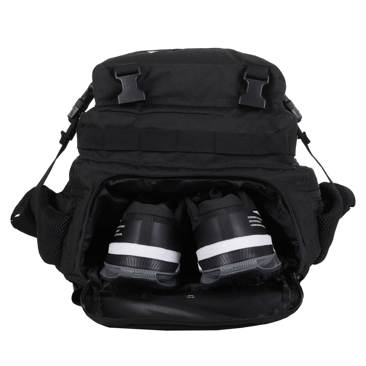 Abra o compartimento inferior com tênis na mochila preta