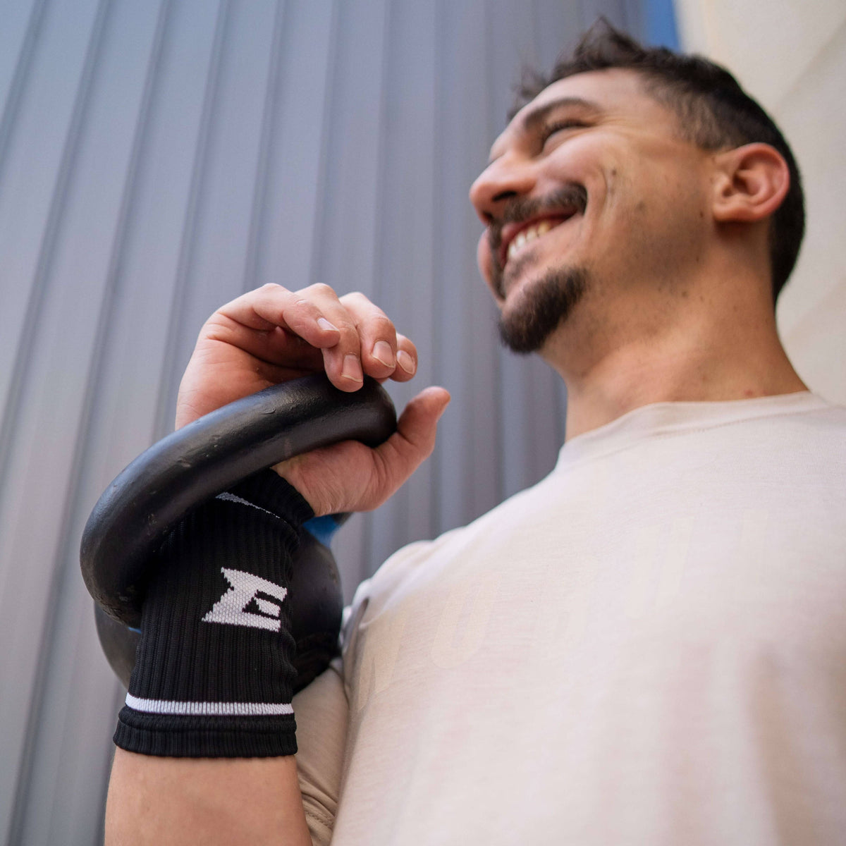 Muñequera de sudor negra Elitex durante un entrenamiento con kettlebell