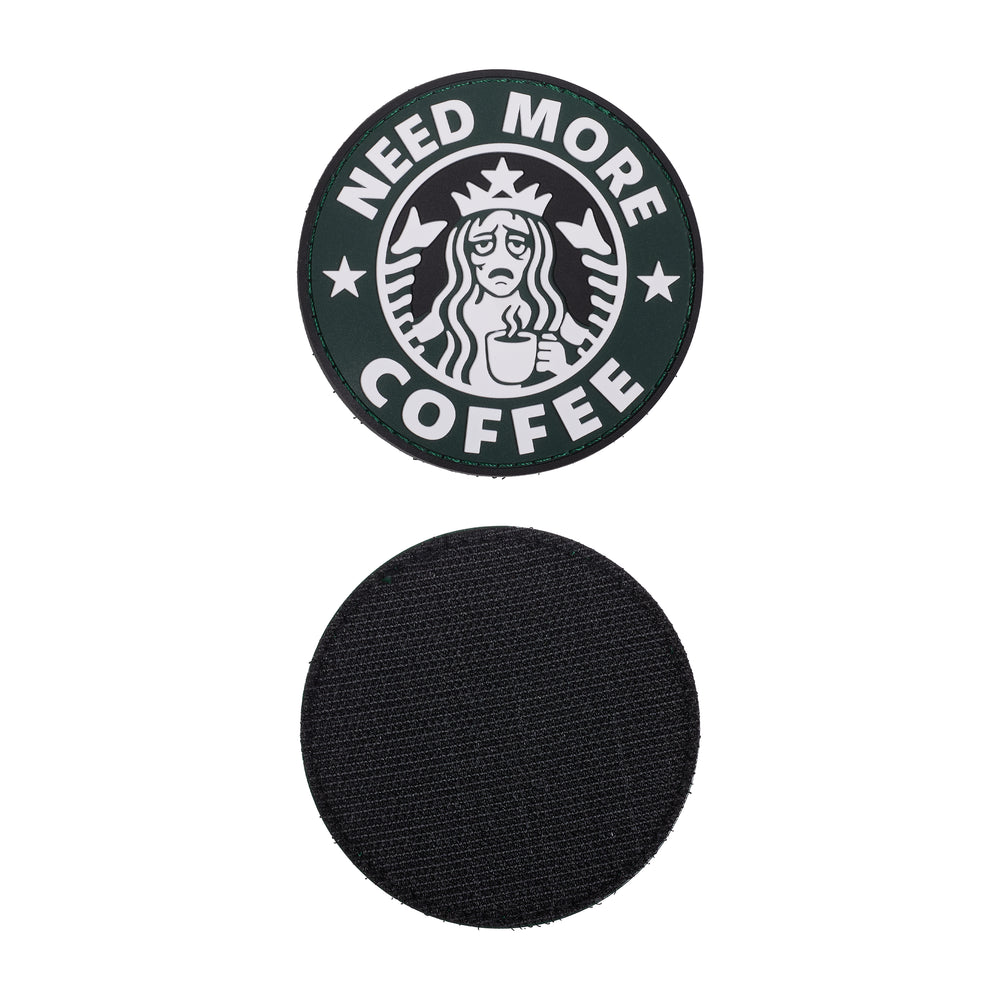 Awers i rewers naszywki Need More Coffee z tylną częścią na rzep.