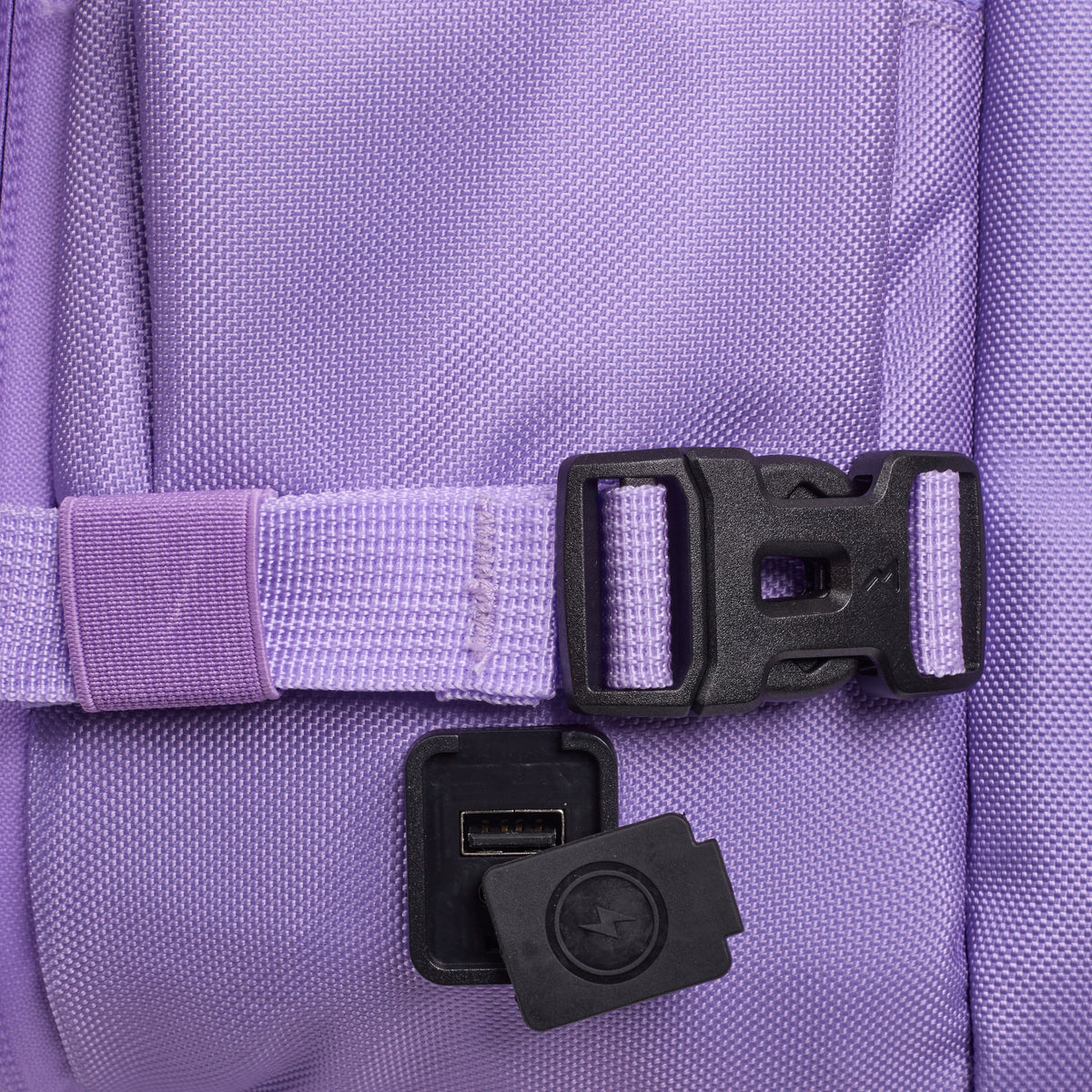 Saída USB lateral da PRO SERIES Lavender, junto à alça de ajuste.