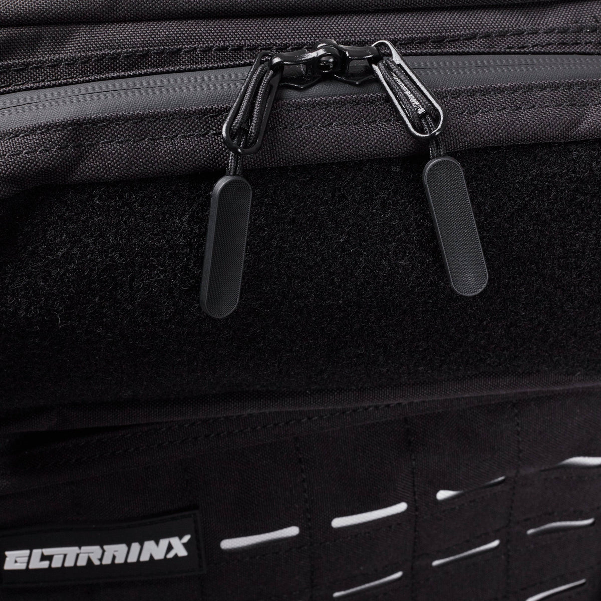 Detalhe laser MOLLE, painel de velcro integral, tecido e zíper frontal do V2 45 L.