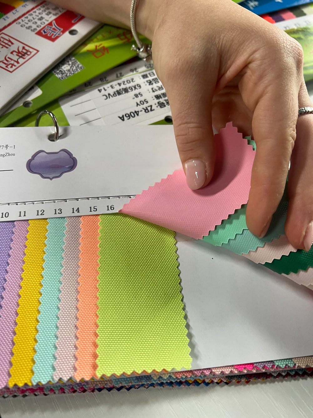 Stalenkaart met stoffen in verschillende kleuren voor gepersonaliseerde projecten