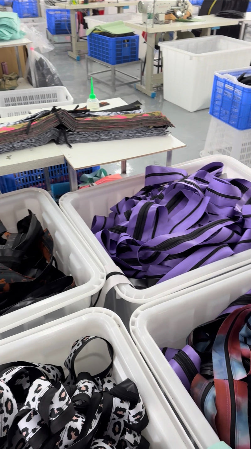 Piezas de mochilas y materiales de distintos colores durante la fabricación