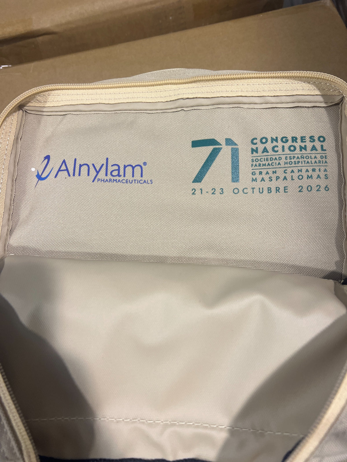 Detail van het gepersonaliseerde logo van het SEFH-congres 2026 op een rugzak