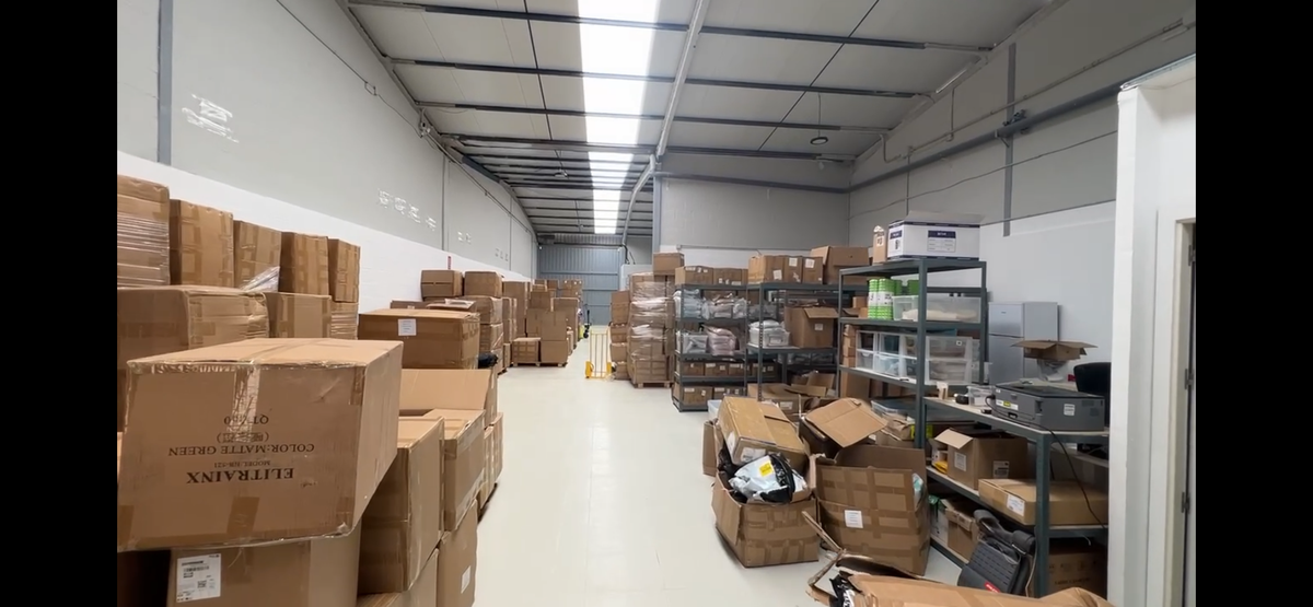 Interior del almacén de Elitex con estanterías y cajas