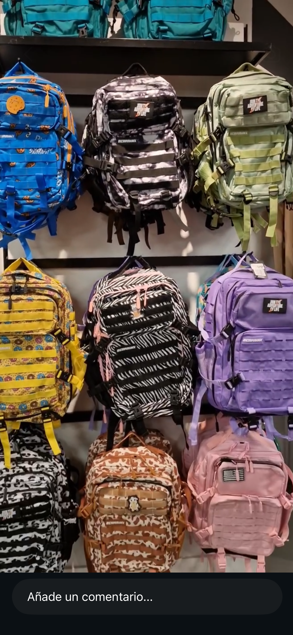 Expositor con mochilas Elitex en distintos colores
