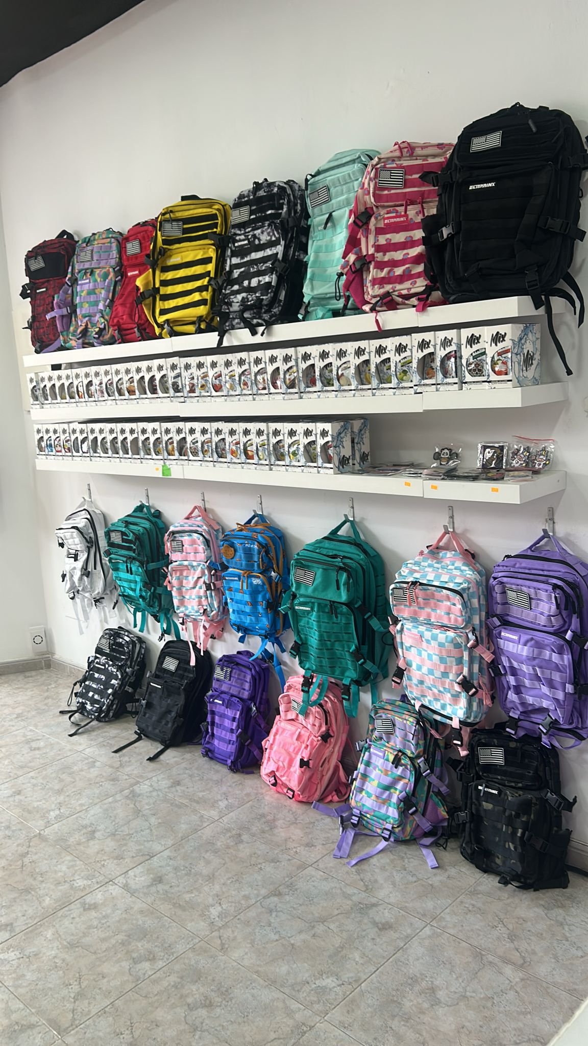 Mochilas y accesorios Elitex expuestos en una tienda